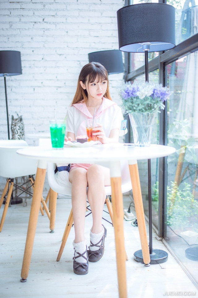 挥挥手，身后百名虎卫战士迅速停下，副统领上前，疑惑的看了虎卫统领一眼：“怎么了？”